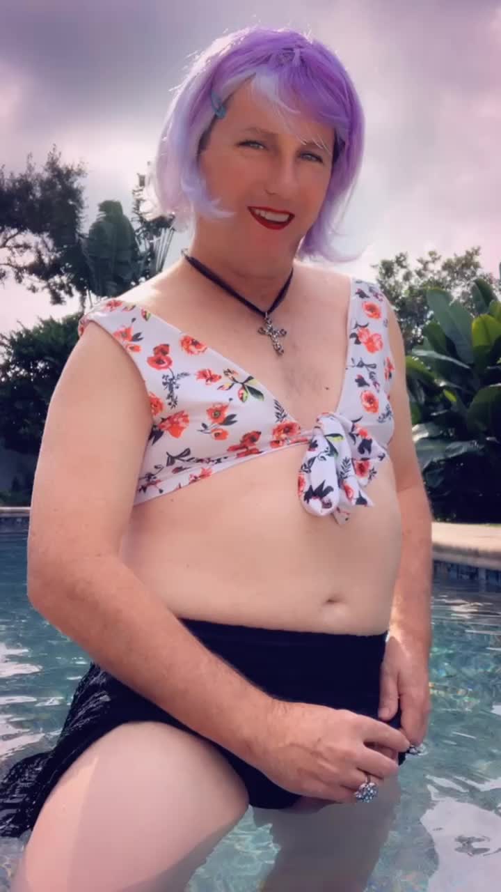 Pantyluvn sissy jerking in the pool